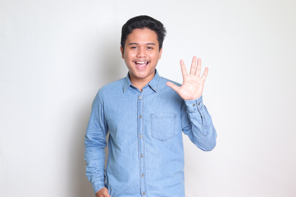 亚洲男子微笑着，伸出五个手指的手势图片下载