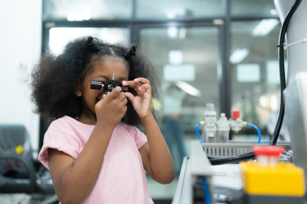 利用手机器人技术的青少年们正在学习作为STEM课程之一的手机器人技术电子电路板。图片下载