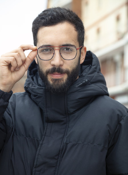 一个年轻人在街上戴眼镜图片下载