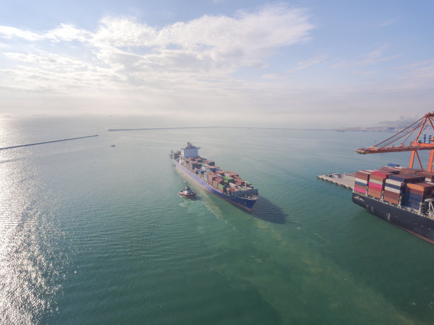 运输中的集装箱货船鸟瞰图。图片下载