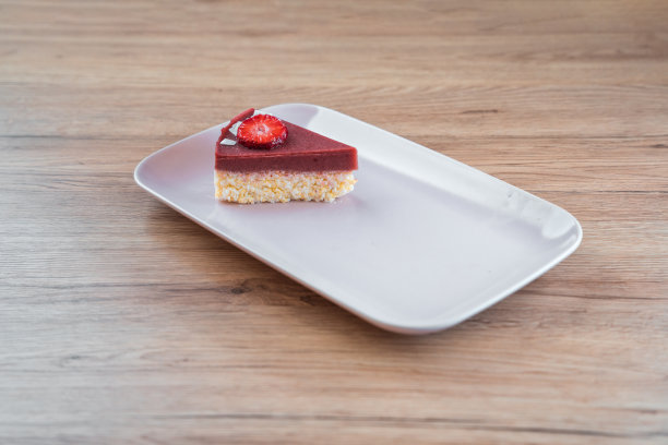 白盘子上的覆盆子果冻和马斯卡彭蛋糕图片下载