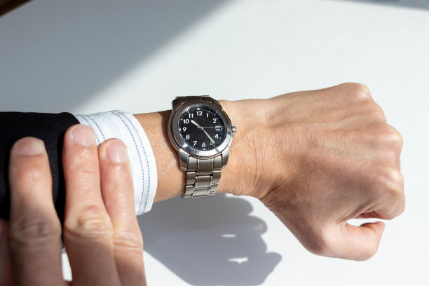 看一下手表上的时间图片下载