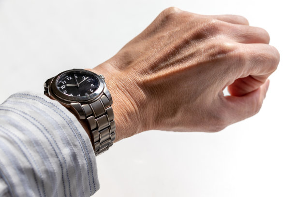 男人的手腕上戴着一块手表图片下载