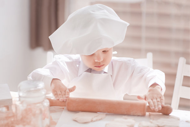 关闭了。男孩厨师在擀面团图片下载