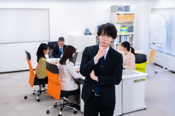 年轻的商人双手交叉，愁眉苦脸图片下载