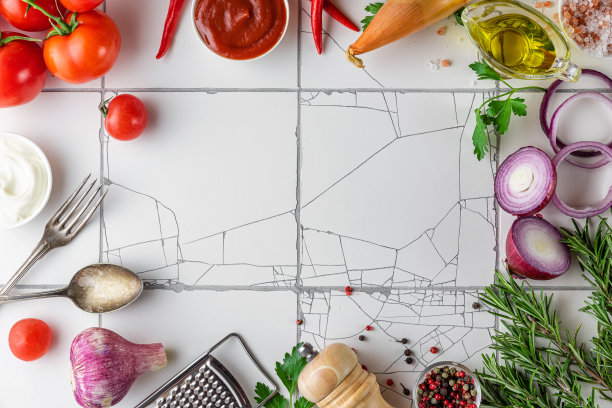 烹饪食物成分。框架由新鲜香料，香草，蔬菜和酱汁在白色瓷砖背景图片下载