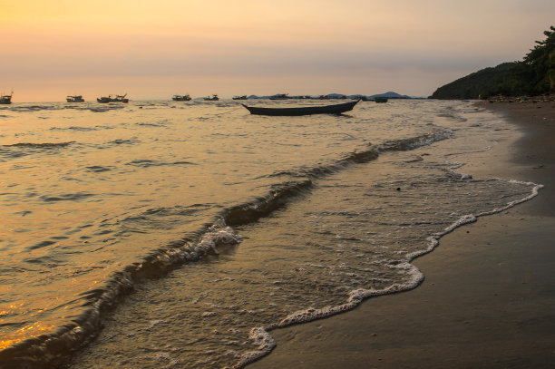 夕阳下海浪的图案，建江省图片下载