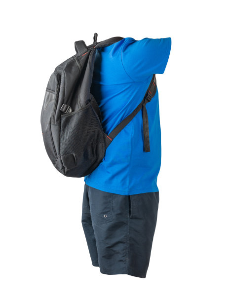 背包，运动短裤，白色背景的t恤。每天穿的衣服图片下载