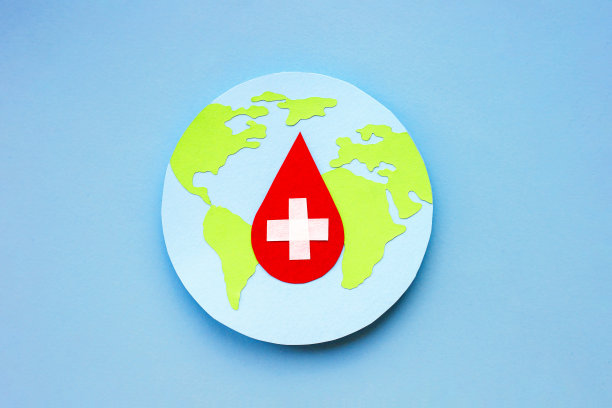 世界血友病日。世界地球仪用血滴剪纸，输血图片下载