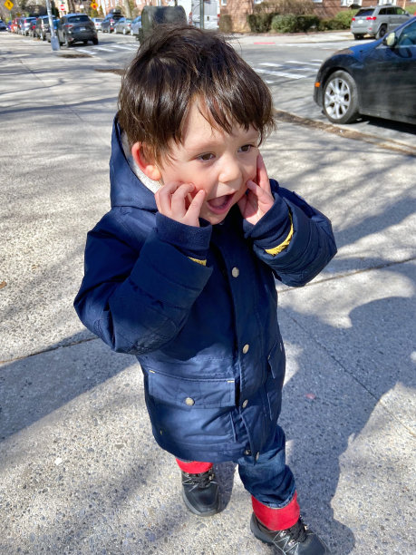 幼儿站在人行道上图片下载