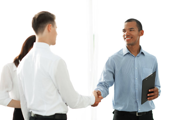 商务人士站在办公室握手图片下载