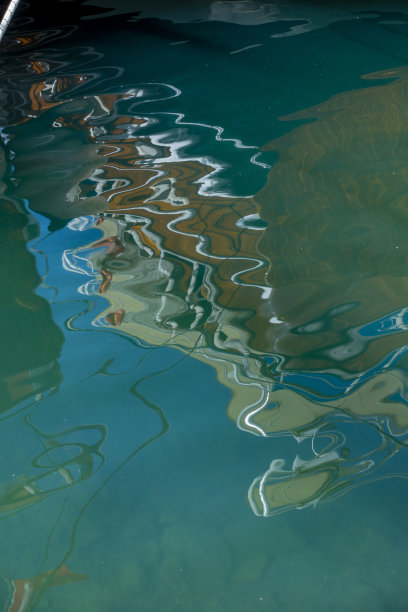 木制游艇的倒影图片下载