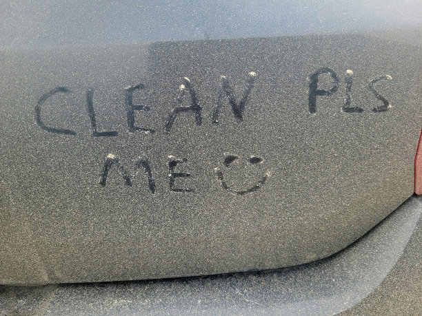 一辆下雨天后在泥泞道路上行驶的脏车图片下载