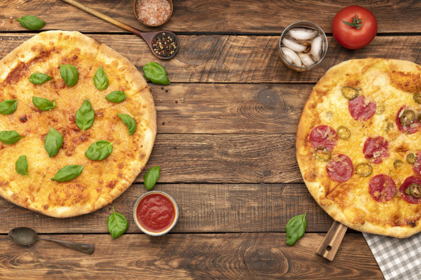 木制背景的意大利披萨图片下载