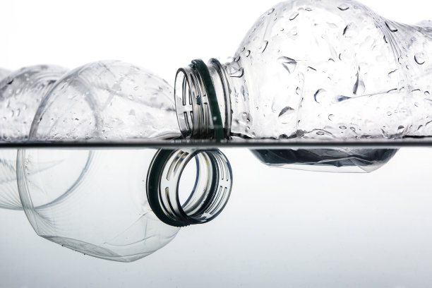 塑料垃圾在水中——塑料污染图片下载