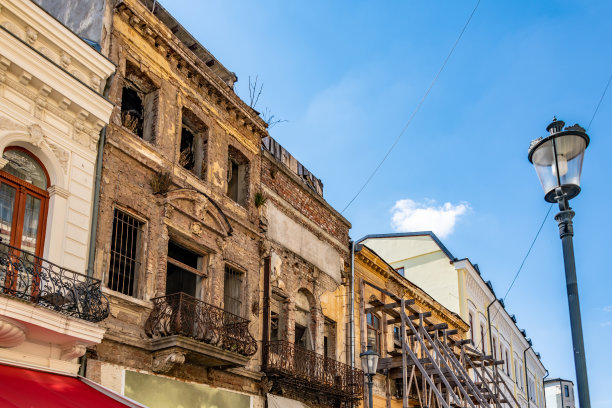 布加勒斯特老城区的废弃建筑图片下载