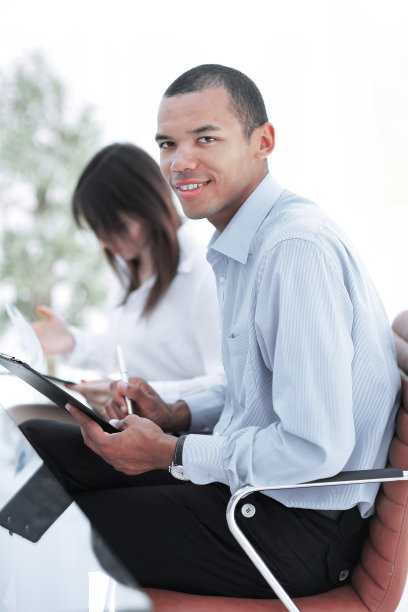 有财务文件的成功的年轻商人图片下载