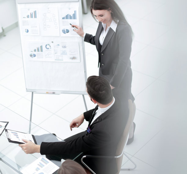 营销人员为业务团队做演示图片下载