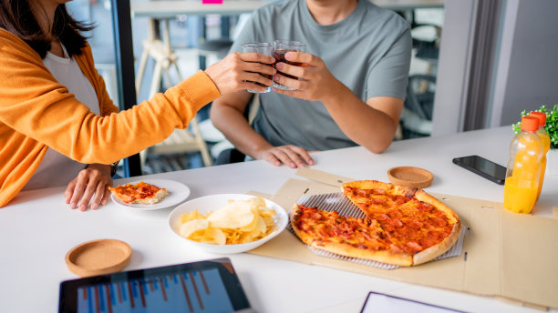 亚洲大学的朋友们做项目，在休息时间吃披萨和薯条。图片下载