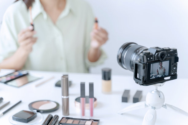 女性美妆博主网红在直播中拍摄化妆品化妆或对比评论。图片下载