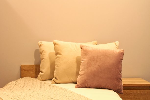 床上舒适的彩色软枕头特写。时尚时尚的公寓家居装饰。Hygge北欧阁楼设计图片下载