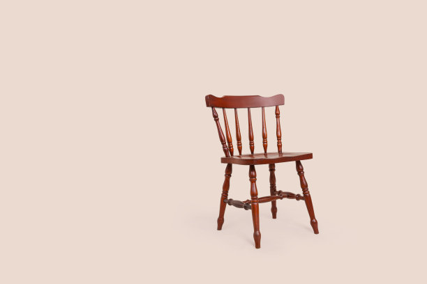 老式的棕色木椅孤立在米色背景，透视视图图片下载