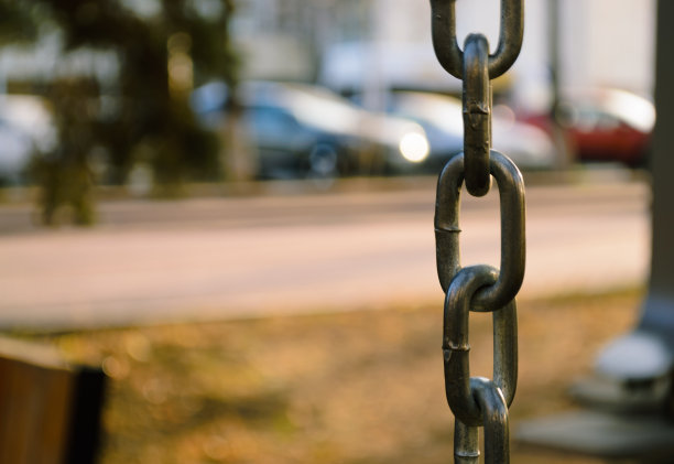 金属链的链条垂直悬挂，在夕阳的照耀下熠熠生辉图片下载
