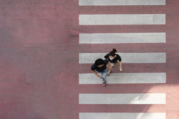 人们走在城市的街道上超过人行横道图片下载