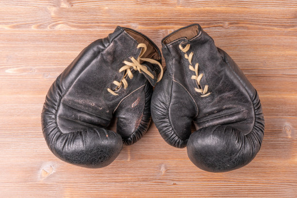 真皮制成的旧拳击手套。退休的概念图片下载