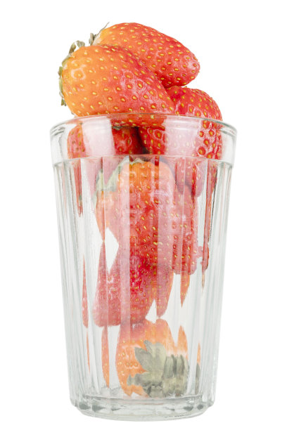 草莓装在刻面玻璃杯里图片下载