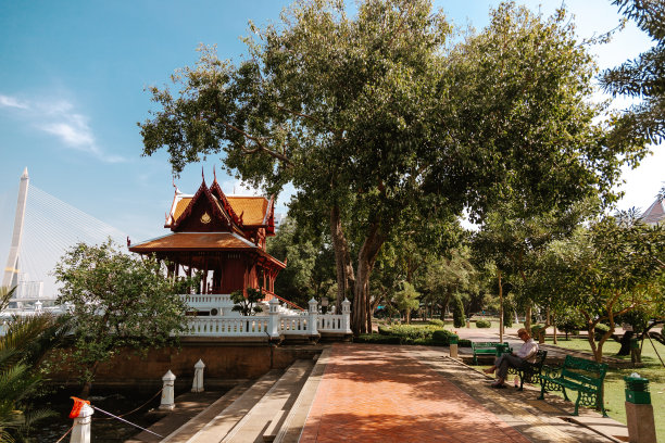 女人在桑蒂柴Prakan亭子在Santichai Prakan公园图片下载