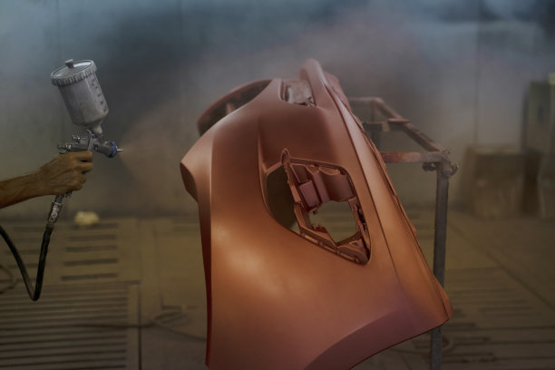 年轻企业家在汽车修理厂工作。图片下载