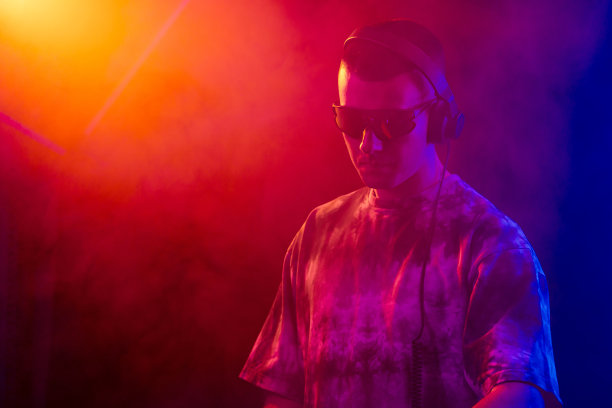 俱乐部DJ戴着墨镜在派对上播放音乐图片下载