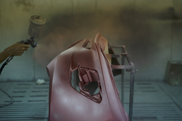 年轻企业家在汽车修理厂工作。图片下载