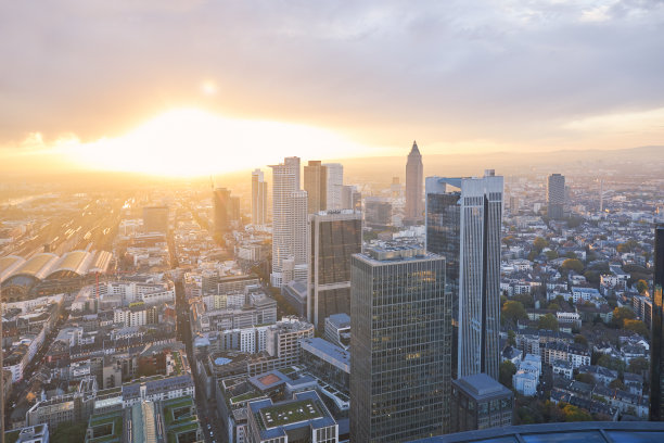 德国法兰克福市日落时分的鸟瞰图。图片下载