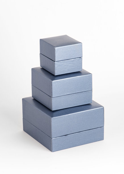 白色背景的首饰盒。各种大小的首饰盒打开。一连三个箱子。图片下载