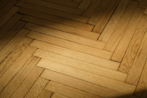 用砂光机打磨的旧橡木拼花。新住宅概念图。图片下载
