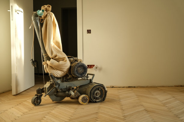 用砂光机打磨的旧橡木拼花。新住宅概念图。图片下载