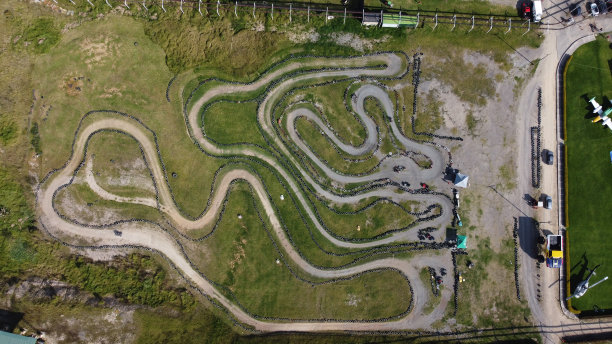 航拍的新卡丁车赛道越野准备即将到来的赛车草地区域图片下载