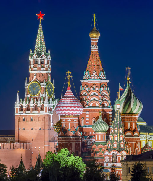 莫斯科的城市景观瓦西里大教堂(圣巴兹尔大教堂)和莫斯科克里姆林宫的Spasskaya塔在红场的夜晚，俄罗斯图片下载