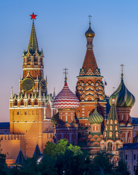 瓦西里大教堂(圣巴兹尔大教堂)和莫斯科克里姆林宫的Spasskaya塔日落时，莫斯科，俄罗斯图片下载