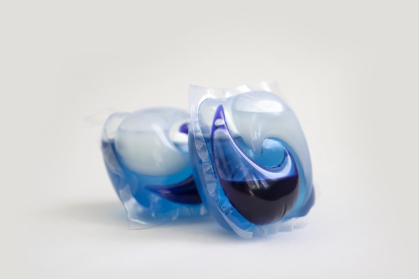 浅色背景上的洗衣胶囊图片下载