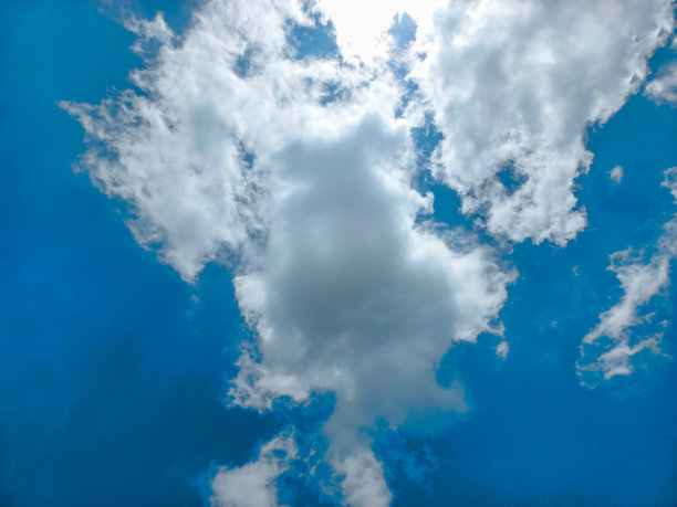 多云的蓝天。天空景观，从下方拍摄图片下载
