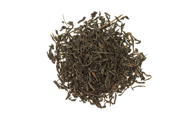 白色背景上的一堆干黑印度茶。芳香草本植物图片下载