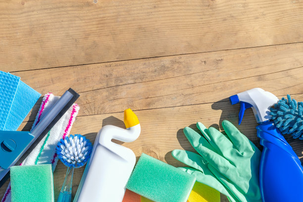 俯视图组成与清洁用品，工具和春天的木制背景在阳光明媚的日子，复制空间图片下载