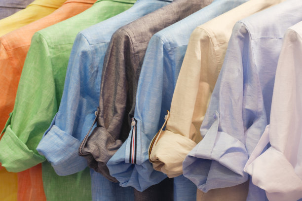 亚麻衬衫，服装架上的时尚服装-鲜艳多彩的衣柜。近距离彩虹色的时尚女装选择在商店衣柜衣架或春季大扫除的概念。夏季家庭衣柜。图片下载
