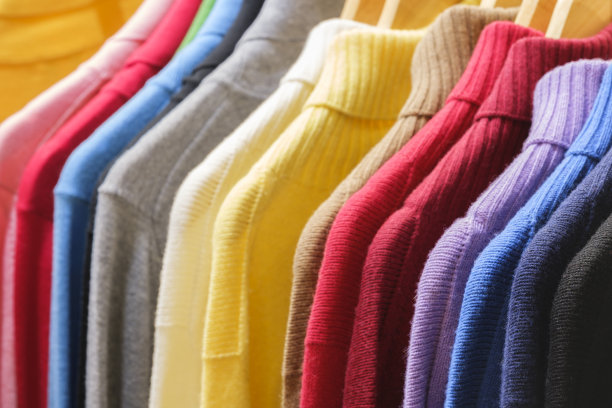 时尚的衣服上的衣服架-鲜艳多彩的衣柜。近距离彩虹色的时尚女装选择在商店衣柜衣架或春季大扫除的概念。夏季家庭衣柜。运动衫图片下载
