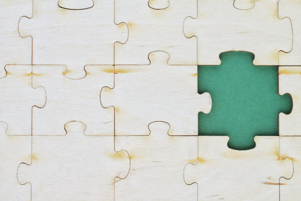 不完整和缺席木制拼图与绿色背景。丢失的部分。心理健康概念。解决问题的象征图片下载