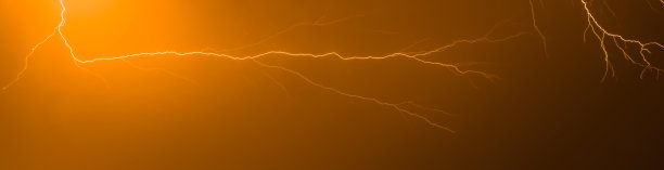 闪电划过暴风雨的夜空图片下载