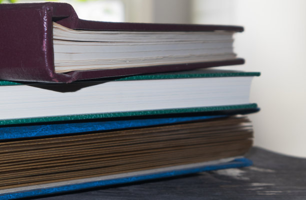 侧面视图三个堆叠的硬封面书图片下载